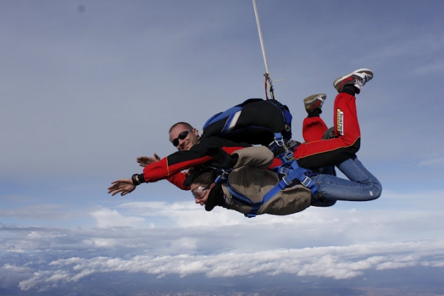  在法国里维埃拉与 CEPCA 进行串联跳伞